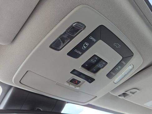 Used 2023 Toyota Sienna XLE FWD image 28