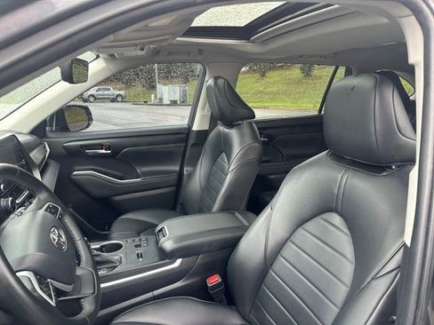 Used 2023 Toyota Highlander XLE FWD image 14