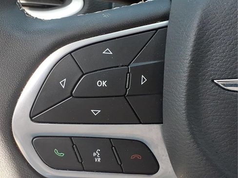 Used 2024 Chrysler Pacifica Touring-L FWD image 22