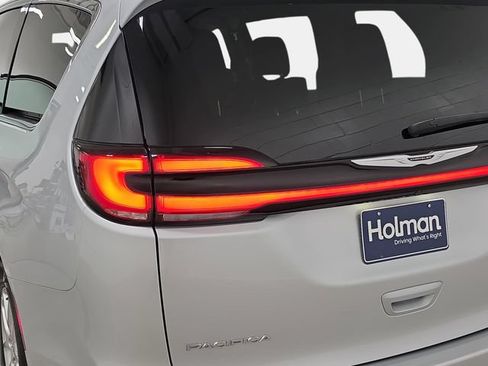 Used 2024 Chrysler Pacifica Touring-L FWD image 33