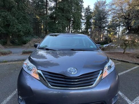 Used 2011 Toyota Sienna Limited image 3