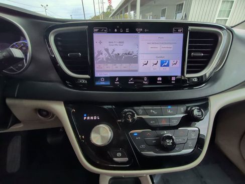 Used 2022 Chrysler Pacifica Touring-L image 17