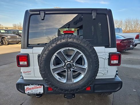 Used 2018 Jeep Wrangler Unlimited Sahara image 9