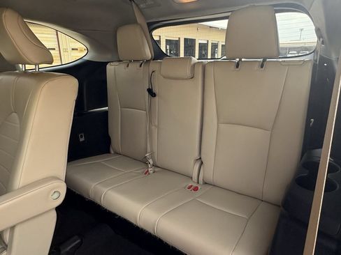 Used 2023 Toyota Highlander XLE FWD image 28