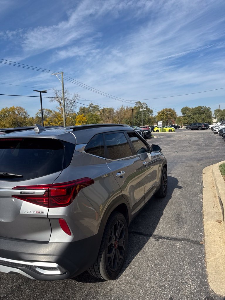 Used 2021 Kia Seltos SX w/ SX Sunroof Package AWD/4WD image 11