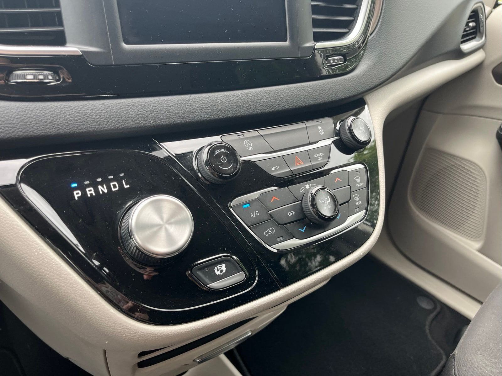 Used 2023 Chrysler Voyager LX FWD image 19