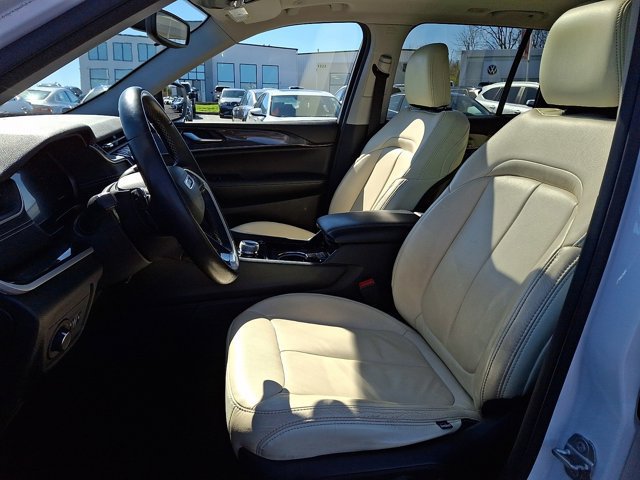 Used 2022 Jeep Grand Cherokee Laredo w/ Luxury Tech Group I AWD/4WD image 17
