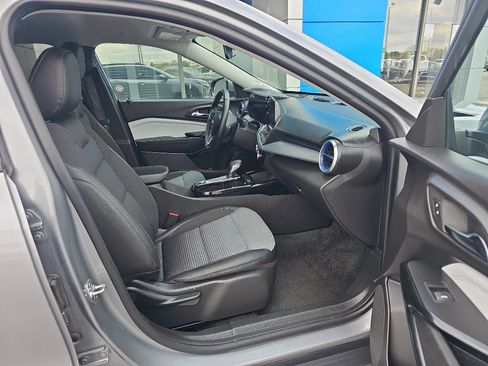 Used 2025 Chevrolet Trax LT w/ LT Convenience Package FWD image 10