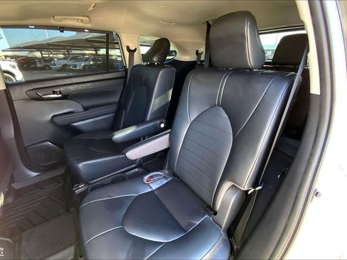 Used 2023 Toyota Highlander XLE image 19