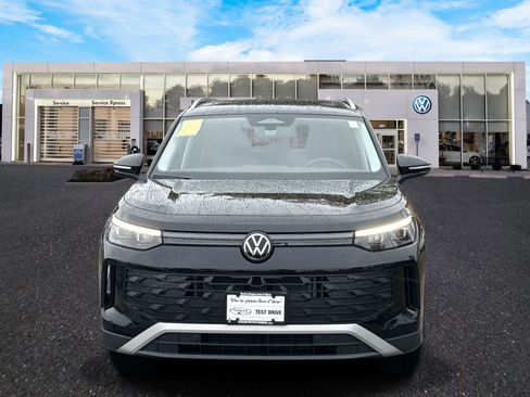 New 2025 Volkswagen Tiguan SE image 2