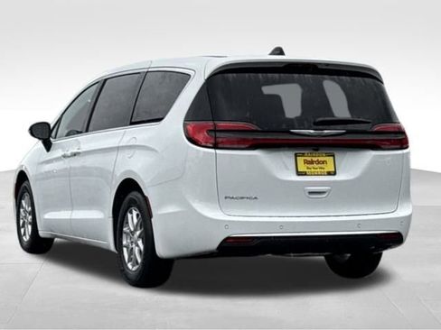 New 2026 Chrysler Pacifica Select image 6
