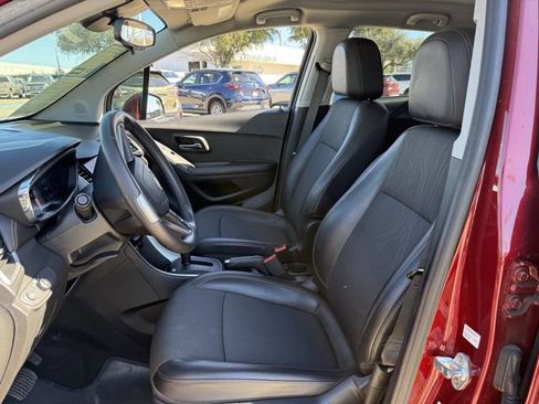 Used 2021 Chevrolet Trax LT w/ LT Convenience Package image 25