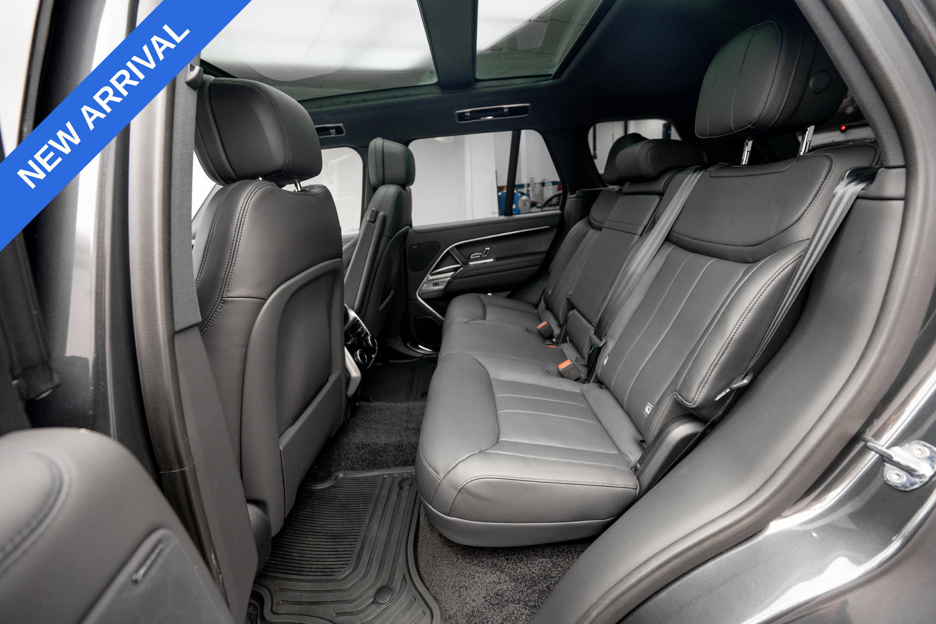 Used 2025 Land Rover Range Rover SE AWD/4WD image 16