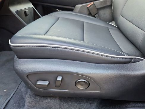 Used 2025 Buick Enclave Preferred w/ Power Package image 24