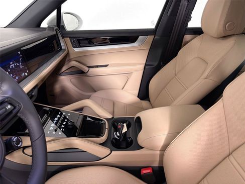 Certified 2026 Porsche Cayenne AWD/4WD image 29