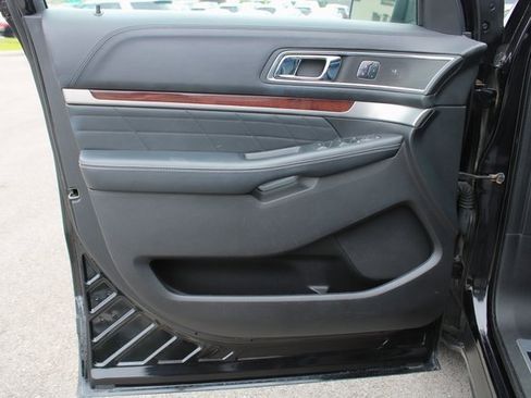 Used 2017 Ford Explorer Platinum image 10