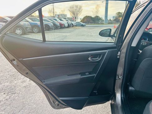 Used 2018 Toyota Corolla LE image 32