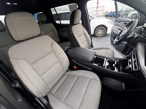 Used 2025 Chevrolet Traverse LT image 14