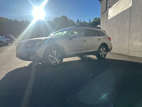 Used 2019 Subaru Outback 2.5i Premium AWD/4WD image 2