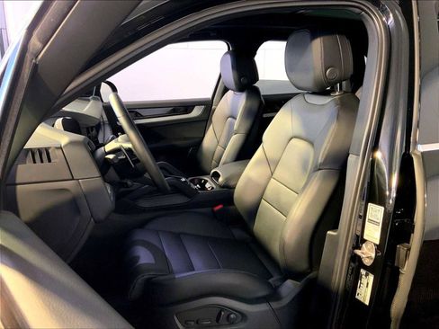 Certified 2025 Porsche Cayenne image 5