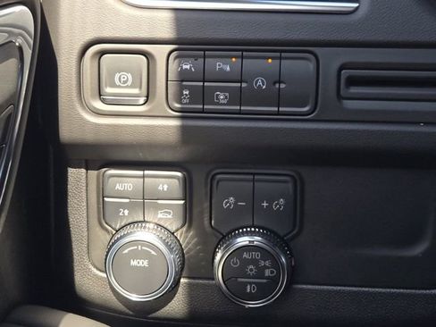 Used 2024 GMC Yukon SLT w/ SLT Luxury Package image 23