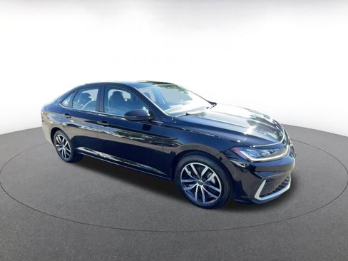 Used 2025 Volkswagen Jetta SE image 2