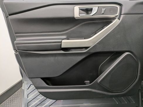 Used 2023 Ford Explorer XLT image 8