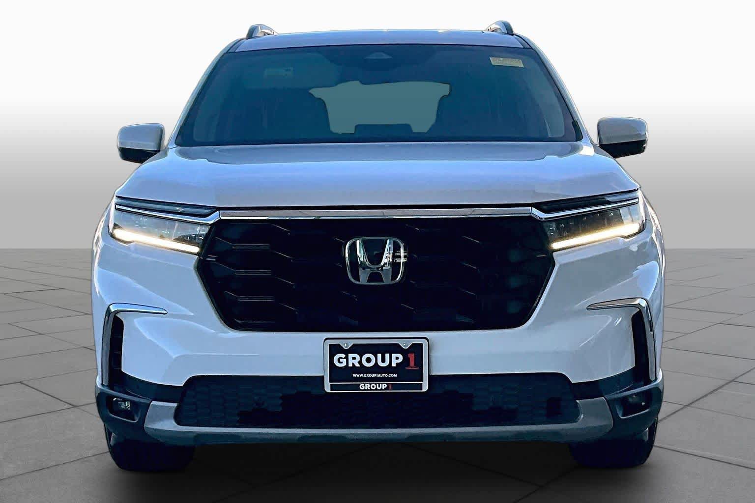 Used 2025 Honda Pilot Touring image 4