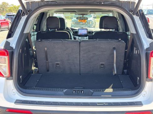 Used 2023 Ford Explorer XLT w/ Equipment Group 202A AWD/4WD image 11