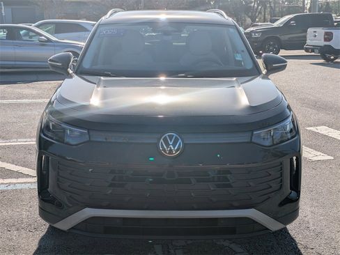 Certified 2025 Volkswagen Tiguan SE image 17