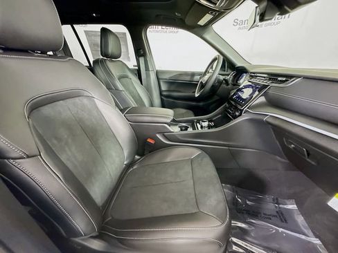 New 2025 Jeep Grand Cherokee Altitude image 28