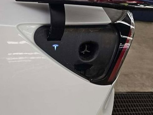 Used 2022 Tesla Model Y Long Range image 6