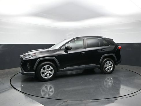 Used 2021 Toyota RAV4 LE FWD image 3