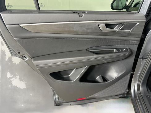 Used 2025 Volkswagen Atlas Cross Sport SE FWD image 25