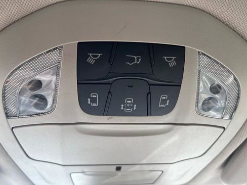 Used 2023 Chrysler Pacifica Touring-L image 17