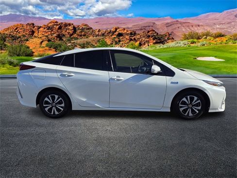 Used 2017 Toyota Prius Prime Advanced image 3
