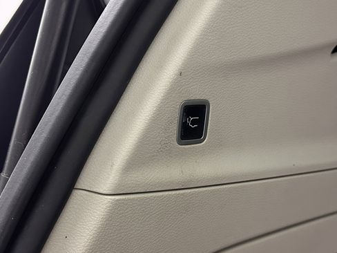 Used 2018 Chrysler Pacifica Limited w/ Advanced Safetytec Group FWD image 30