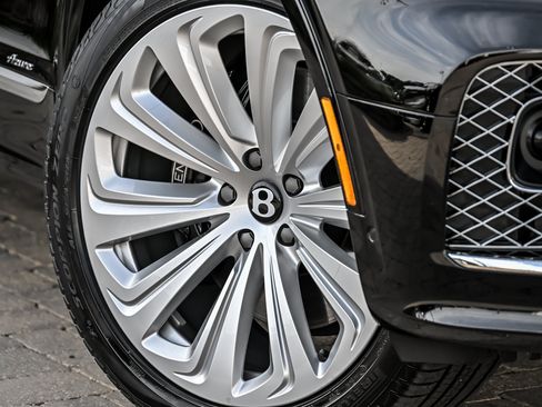 Used 2023 Bentley Bentayga Plug-In Hybrid AWD/4WD image 3