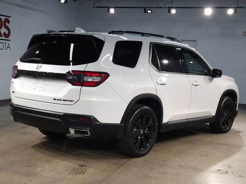 Used 2025 Honda Pilot Black Edition image 7