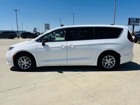 Used 2024 Chrysler Pacifica Touring-L FWD image 36