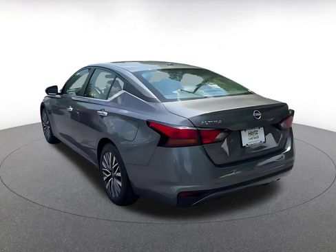Used 2025 Nissan Altima 2.5 SV FWD image 11
