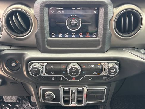 Used 2018 Jeep Wrangler Unlimited Sport S AWD/4WD image 24