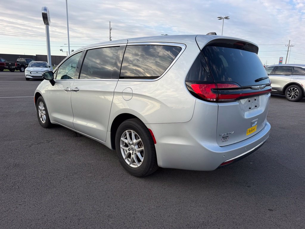 Used 2024 Chrysler Pacifica Touring-L FWD image 8