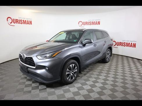 Used 2024 Toyota Highlander XLE AWD/4WD image 4