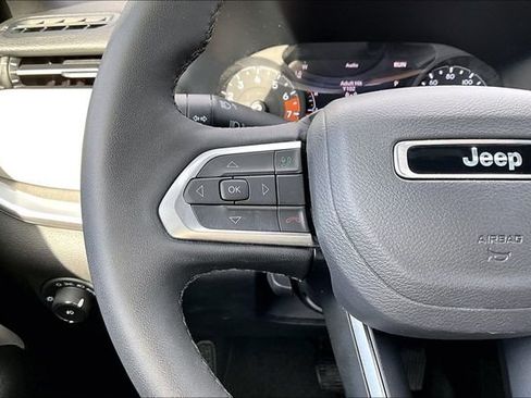 Used 2025 Jeep Compass Limited image 20