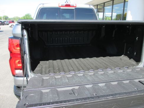 Used 2024 Chevrolet Colorado ZR2 w/ Technology Package AWD/4WD image 10