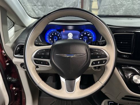 Used 2018 Chrysler Pacifica Limited w/ Tire & Wheel Group FWD image 17