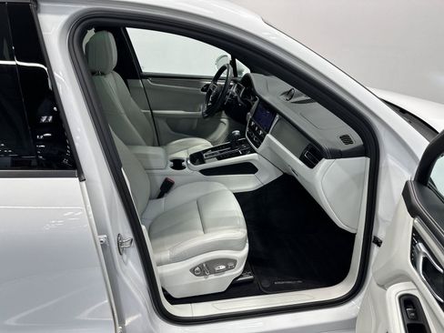 Certified 2023 Porsche Macan AWD/4WD image 43