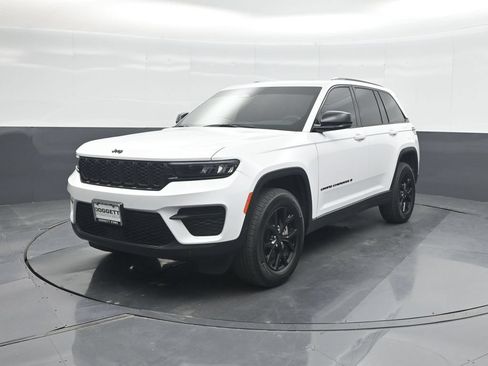 Used 2025 Jeep Grand Cherokee Altitude RWD image 1