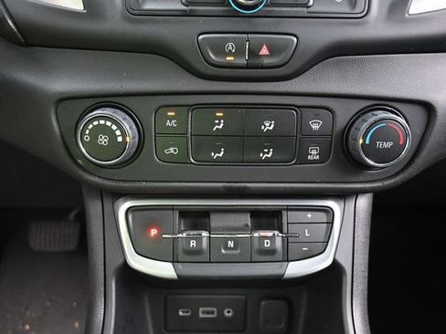 Used 2024 GMC Terrain SLE AWD/4WD image 24